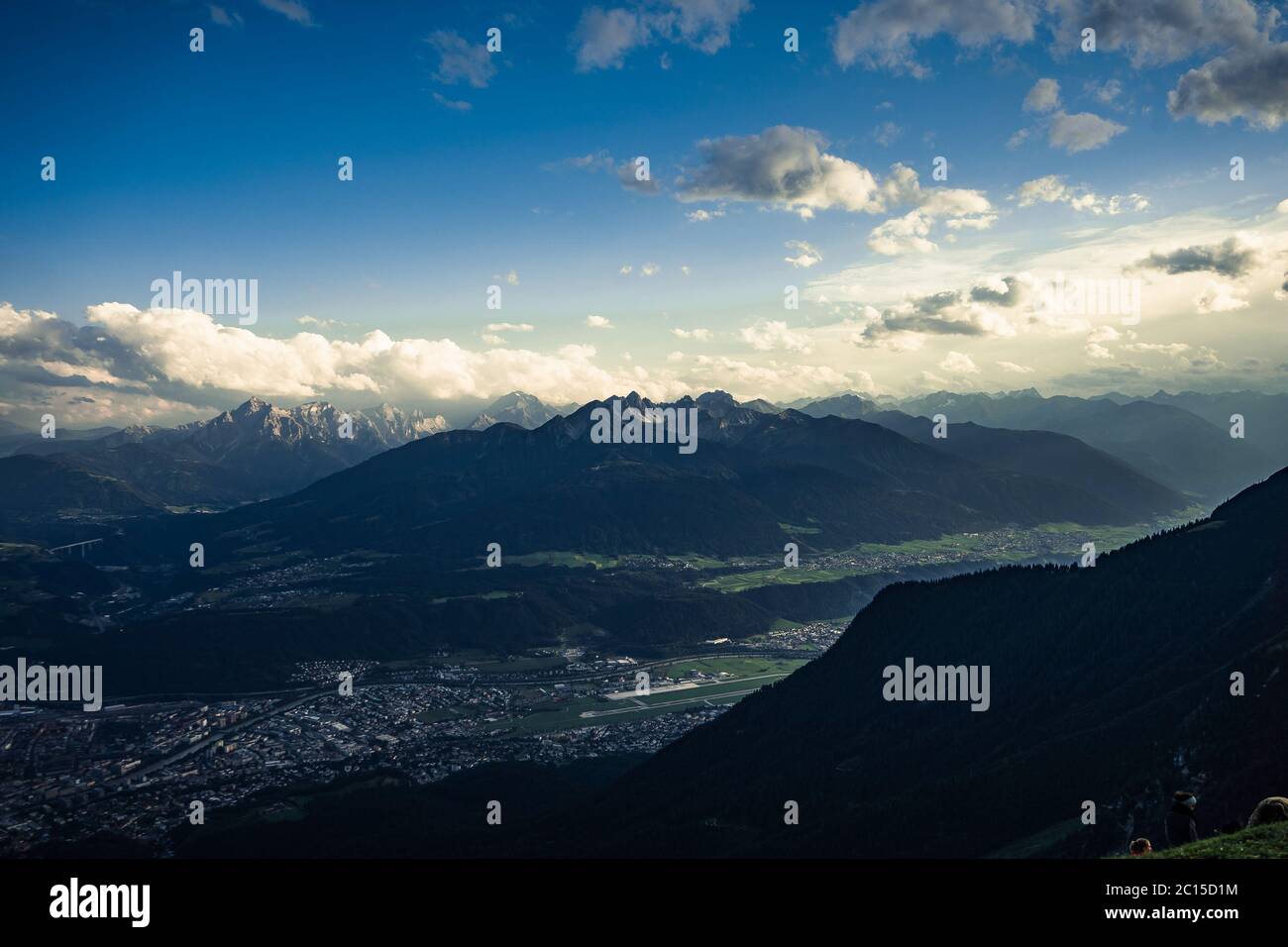 Scharfe Alpen Gipfel, Felsen ohne Menschen. Blick über Alpine Felsen über tiefe vallyes zu weiten Horizont Stockfoto