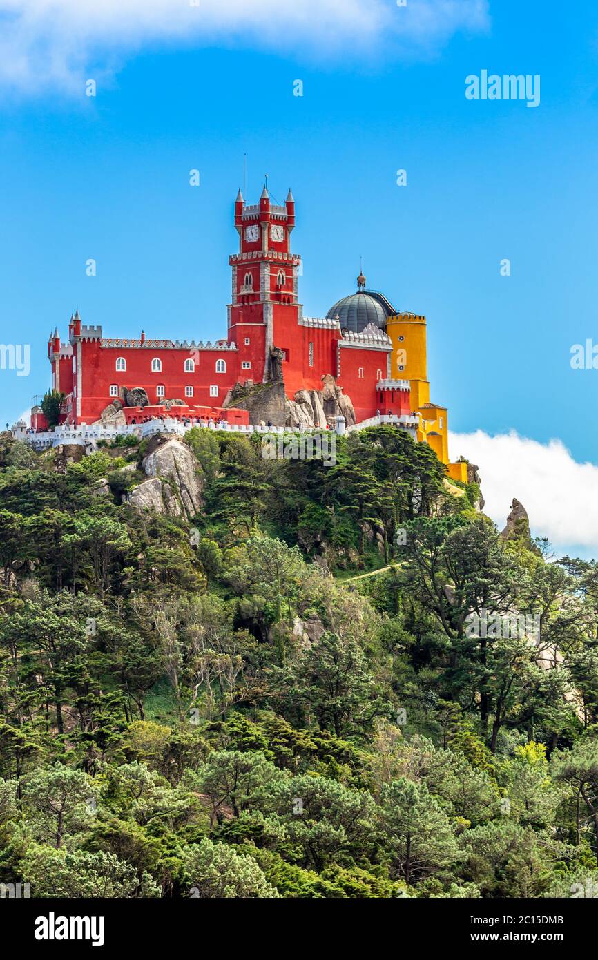 Die roten und gelben Mauern und Türme des Pena Palace, Sao Pedro de Penaferrim, Sintra, Portugal Stockfoto