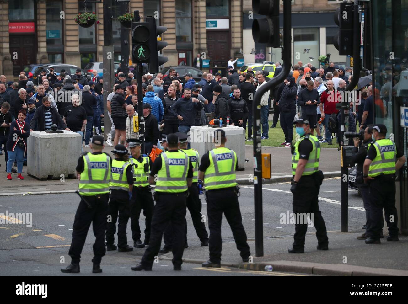 Polizei in Glasgow bei einem Protest zwischen Menschen, die für die Entfernung einer Statue des Metropolitan Police-Gründers Robert Peel und Gegen-Demonstranten aufrufen. Stockfoto