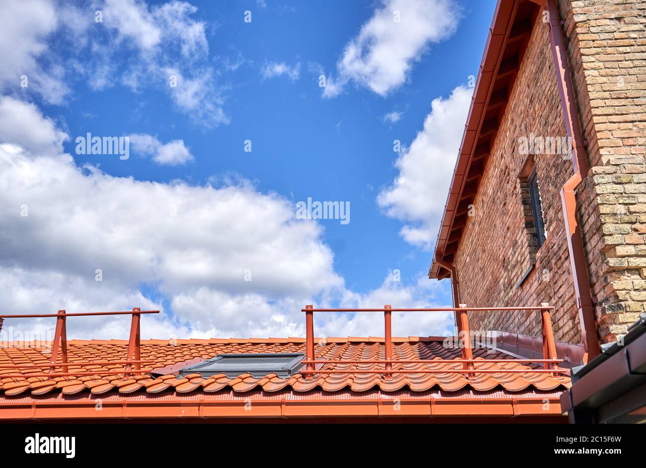 Neues Dach auf dem alten rekonstruierten Gebäude Stockfoto
