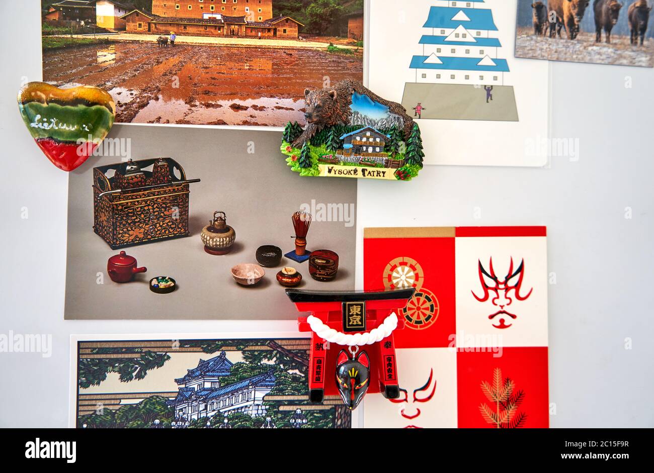 Magnete und Postkarten aus verschiedenen besuchten Ländern Stockfoto