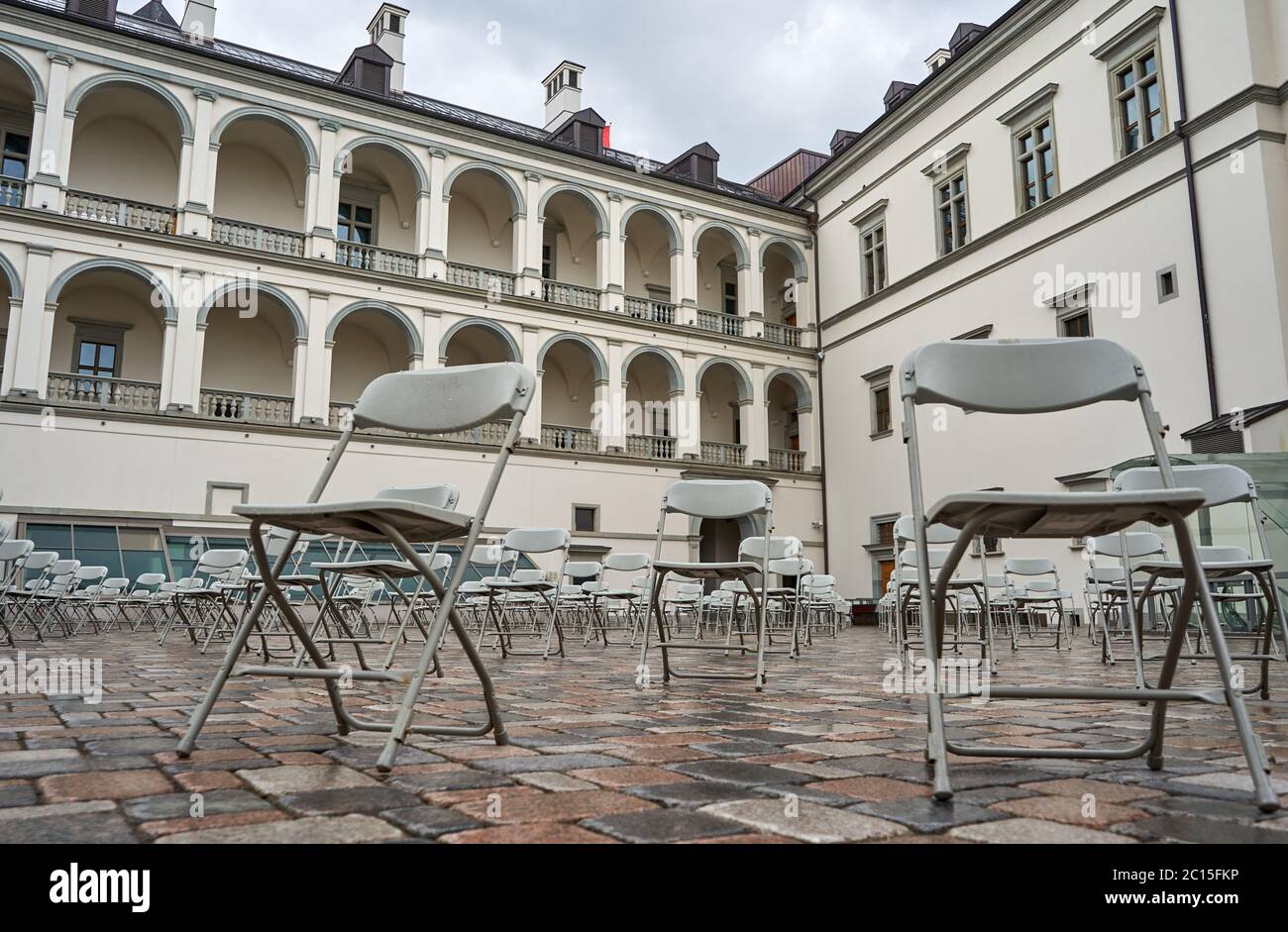 Die Stühle im Innenhof des großen Herzogspalastes in Litauen Stockfoto