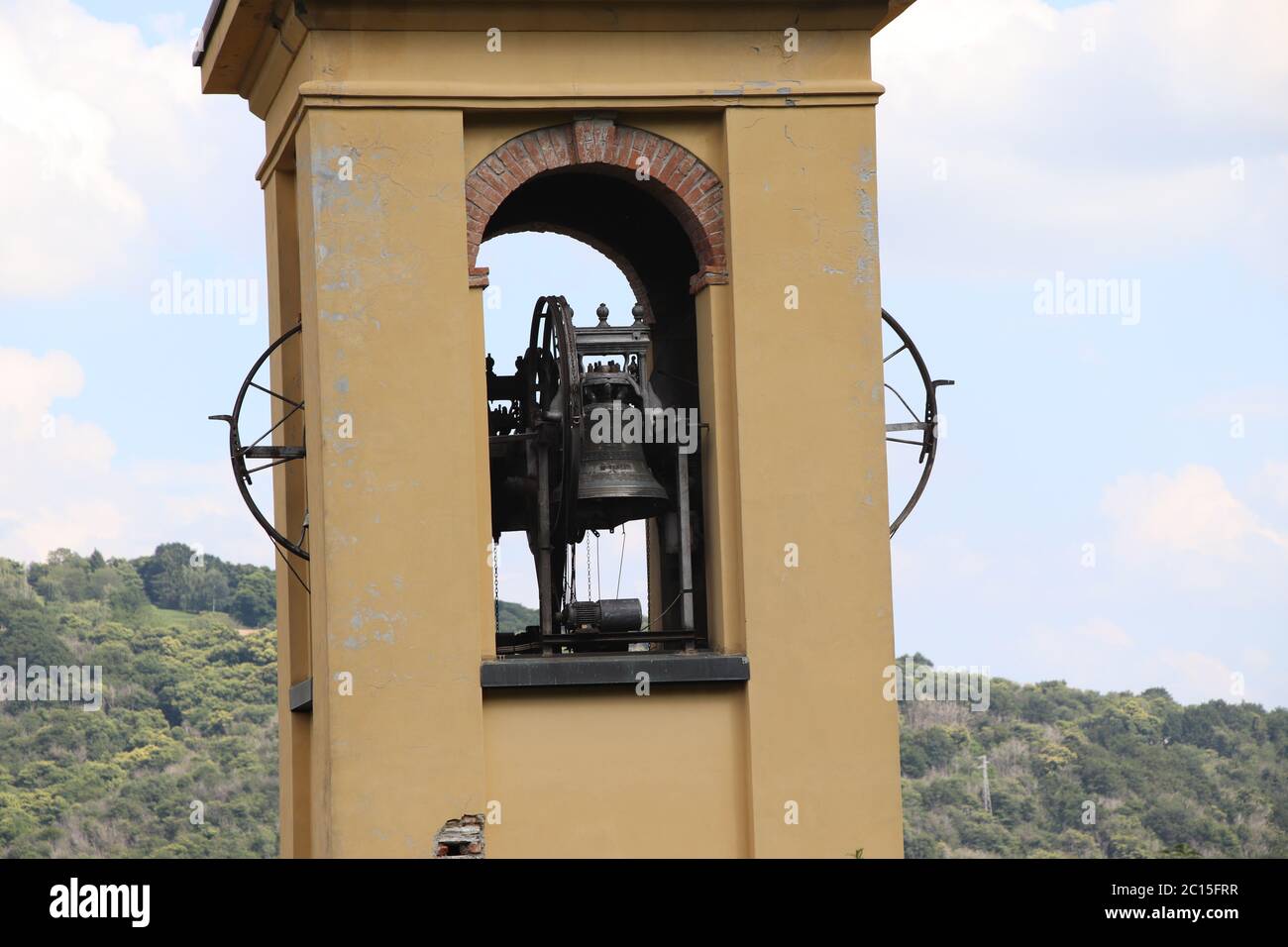 Speichern Download Vorschau Glockenturm mit drei Glocken der kirche Stockfoto