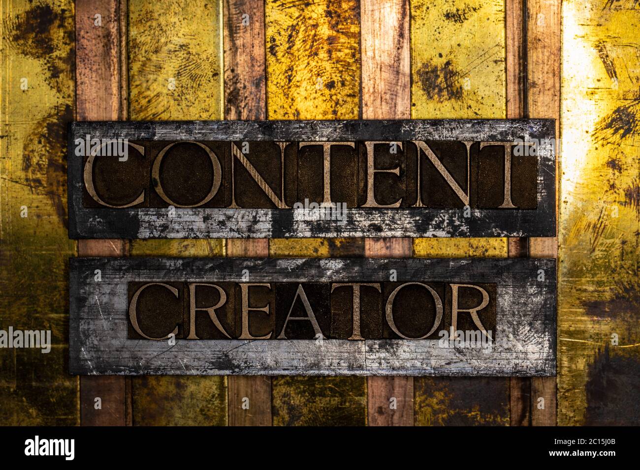 Content Creator Text mit echten authentischen Buchstaben auf vintage texturierten Silber Grunge Kupfer und Gold Hintergrund gebildet Stockfoto