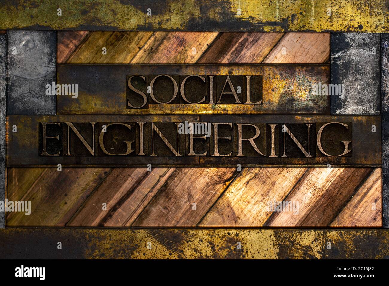 Social Engineering Text mit echten authentischen Buchstaben auf vintage texturierten Silber Grunge Kupfer und Gold Hintergrund gebildet Stockfoto