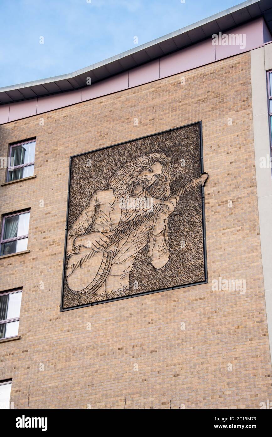 Steel Mural von viel geliebt Glasgow Comedian Billy Connolly auf Giebel Ende der Wohnsiedlung in der Nähe seines Geburtshauses in Anderston, Glasgow, Schottland. Stockfoto