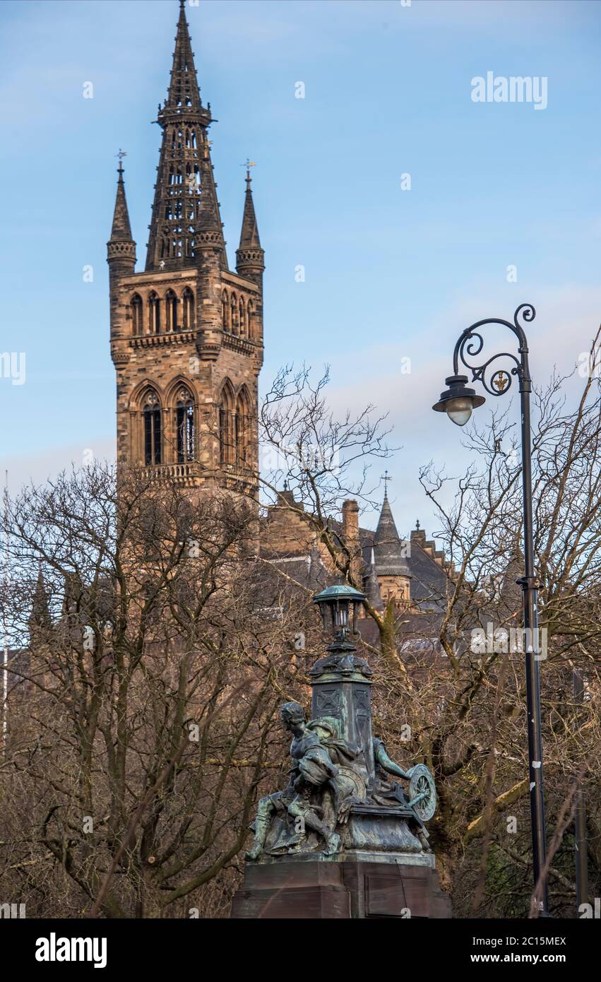 Peace and war Sculpture von der Kelvin Way Bridge mit Blick auf die Spitze des Gilbert Scott Building der Glasgow University. Stockfoto