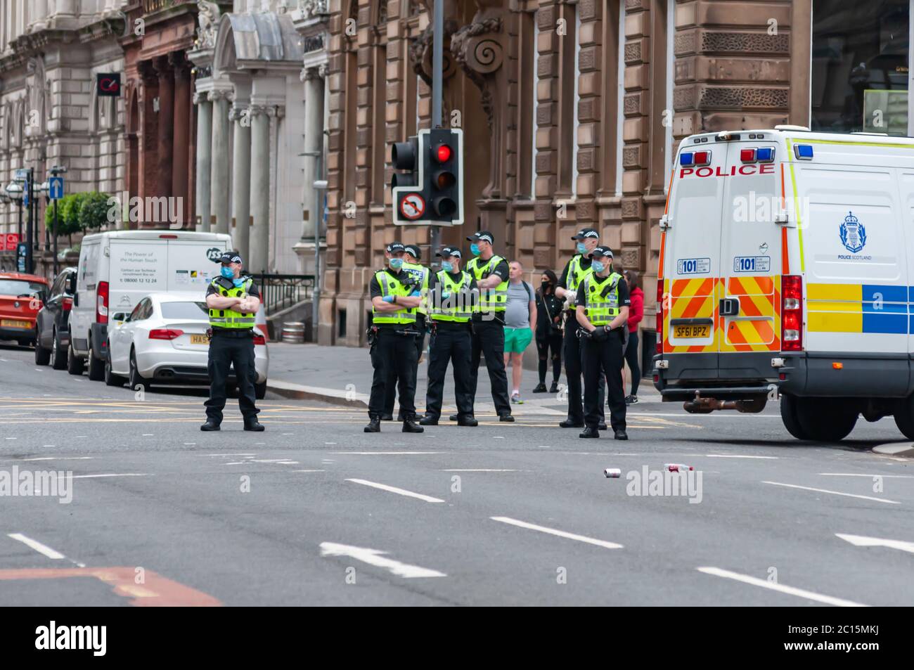 Glasgow, Schottland, Großbritannien. Juni 2020. Offiziere der Polizei Schottland während einer Demonstration der Loyalist Defence League auf dem George Square, um die Statuen vor Vandalismus nach Black Lives Matter Ereignisse zu schützen. Kredit: Skully/Alamy Live Nachrichten Stockfoto