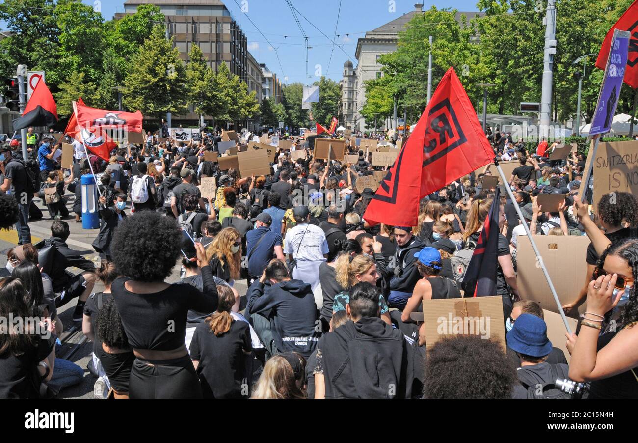 Eine riesige Demonstration junger, farbiger, schwarz-weißer Menschen, die in Zürich in Times of Covid-19 Co gegen Rassismus und Polizeibrutalität protestieren Stockfoto