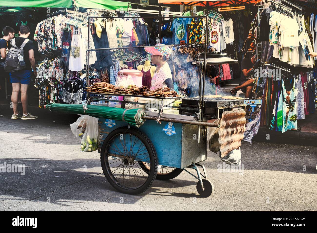 Bangkok, Thailand 01.06.2020: Street Food Cart bei Tageslicht auf der berühmten Khaosan Road oder Khao San Road von Bangkok. Die Gegend ist international kno Stockfoto