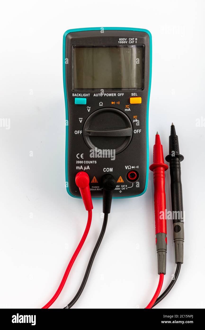 Digitalmultimeter. Objekt wird auf weißem Hintergrund ohne Schatten isoliert. Stockfoto