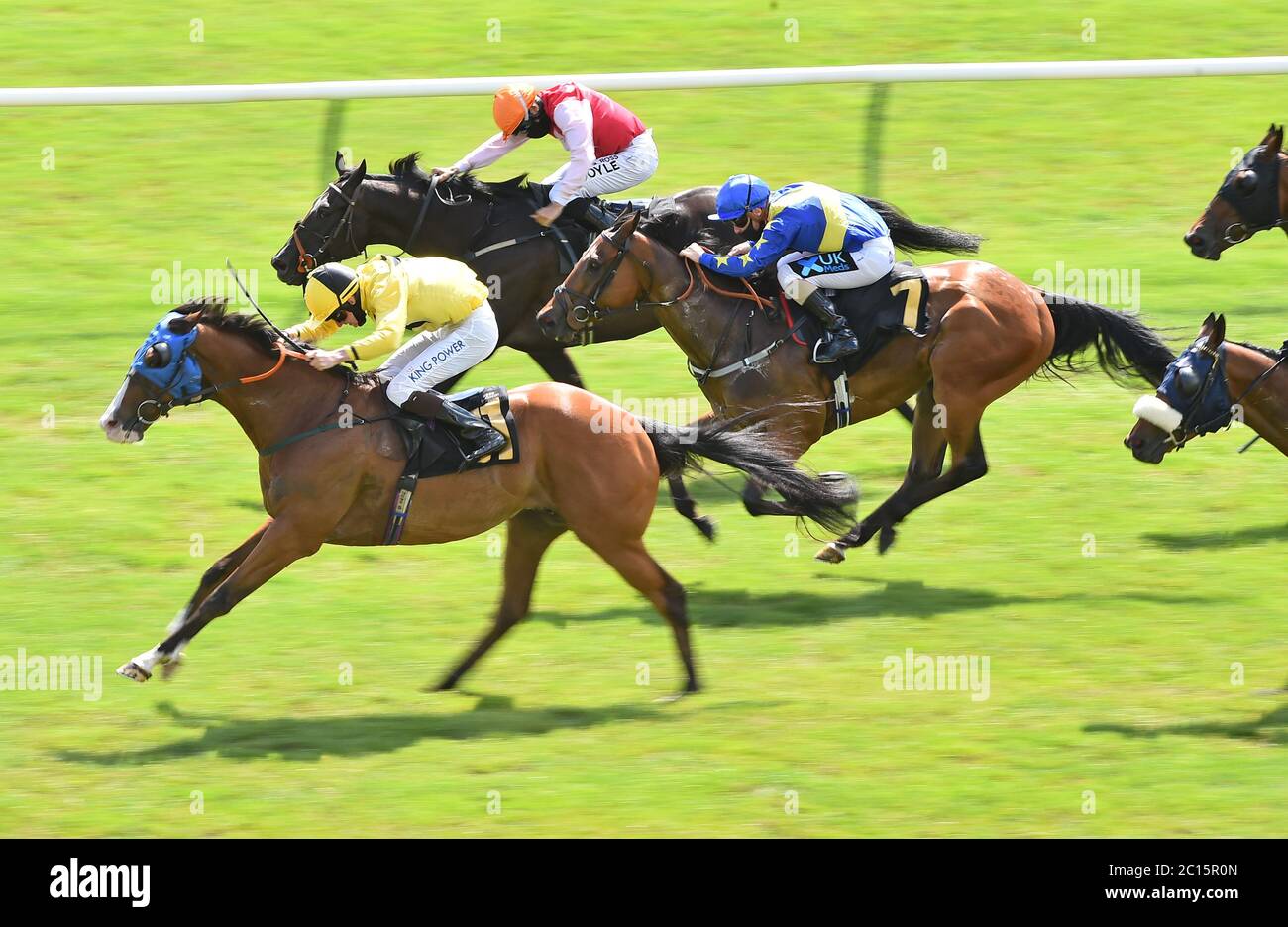 Der Engländer Joshua Bryan (links) gewinnt das Handicap voluntarynetwork.org auf der Newmarket Racecourse. Stockfoto