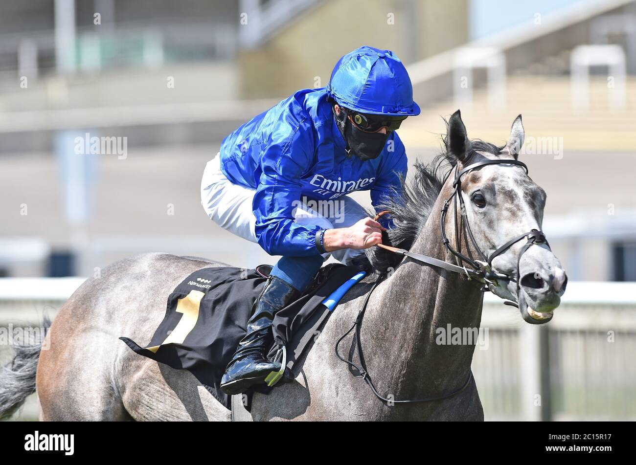 Althiqa von William Buick geritten gewinnt die Unterstützung Racing Welfare Covid Emergency Appeal Fohlen Novice Stakes auf Newmarket Racecourse. Stockfoto