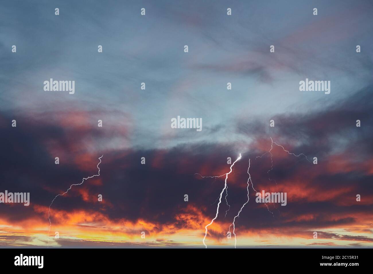 Fast Wolke zu Boden Blitz mit lodernden roten Sonnenuntergang und Band Art Blitz. Stockfoto