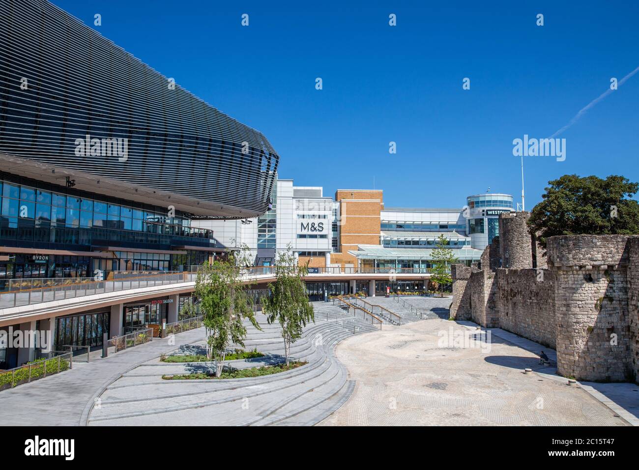 Verlassene Geschäfte am West Quay sind wegen der Sperrung durch Coronavirus in Southampton geschlossen Stockfoto