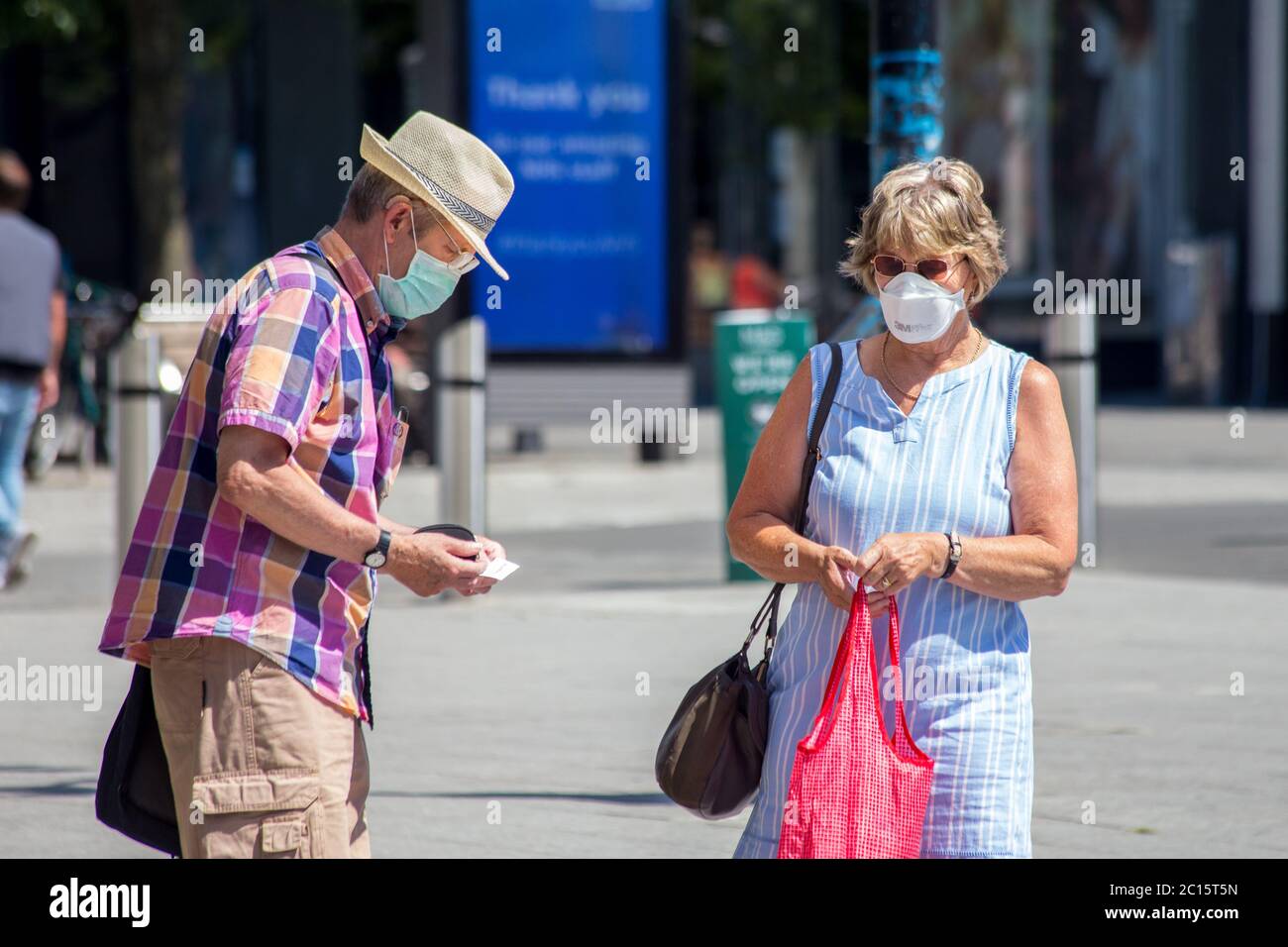 Ältere Paar trägt Gesichtsmasken vor Coronavirus im Jahr 2020, Southampton zu schützen Stockfoto