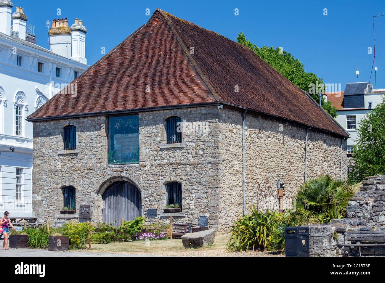 Mittelalterliches Wollhaus im historischen Southampton, das heute als Dancing man Brewery Pub genutzt wird Stockfoto