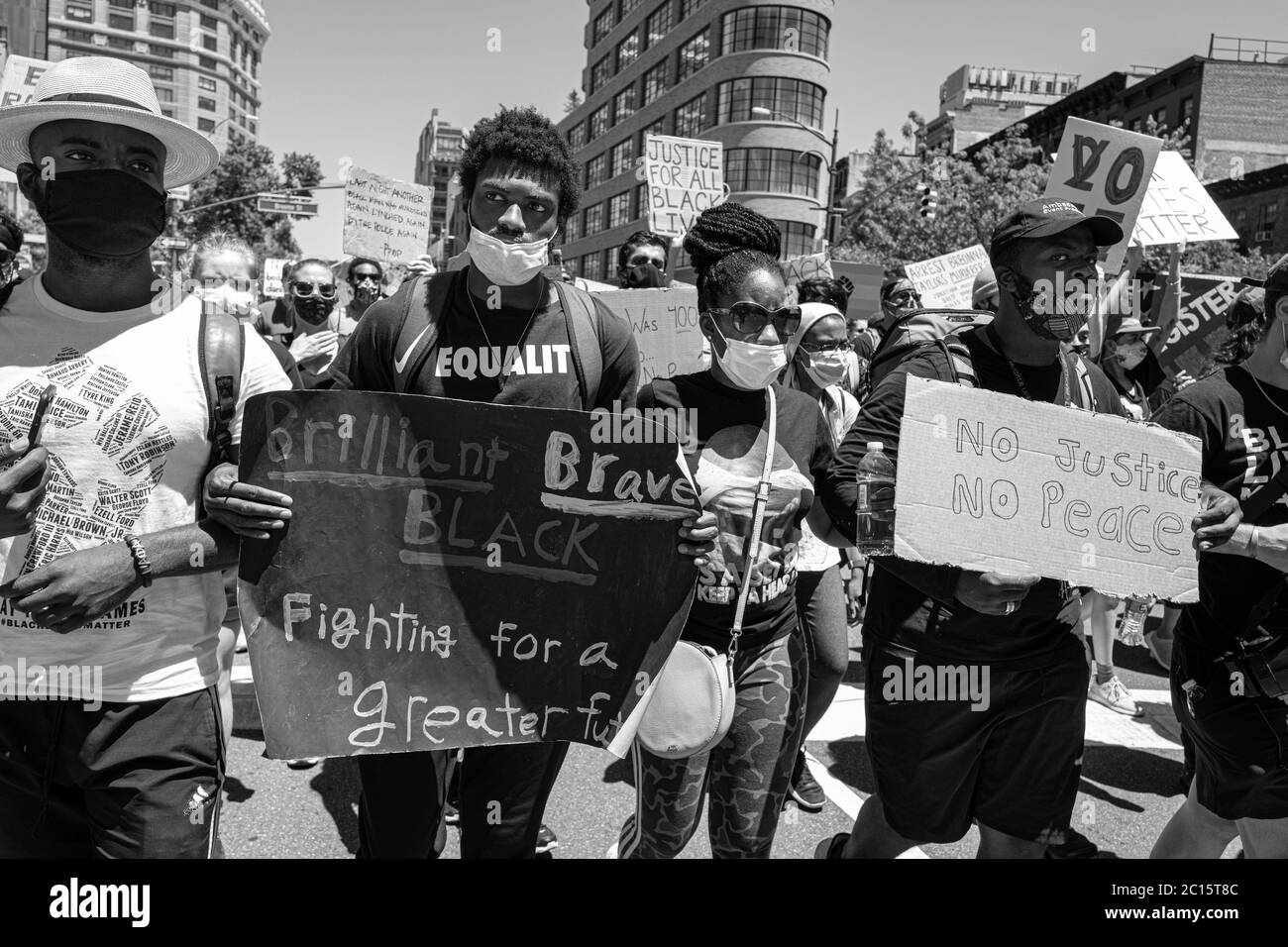 Manhattan, New York, USA - 6. Juni 2020: Junge Männer und Frauen marschieren in einer Black Lives Angelegenheit gegen die Ermordung von George Floyd durch einen Polizisten. Stockfoto