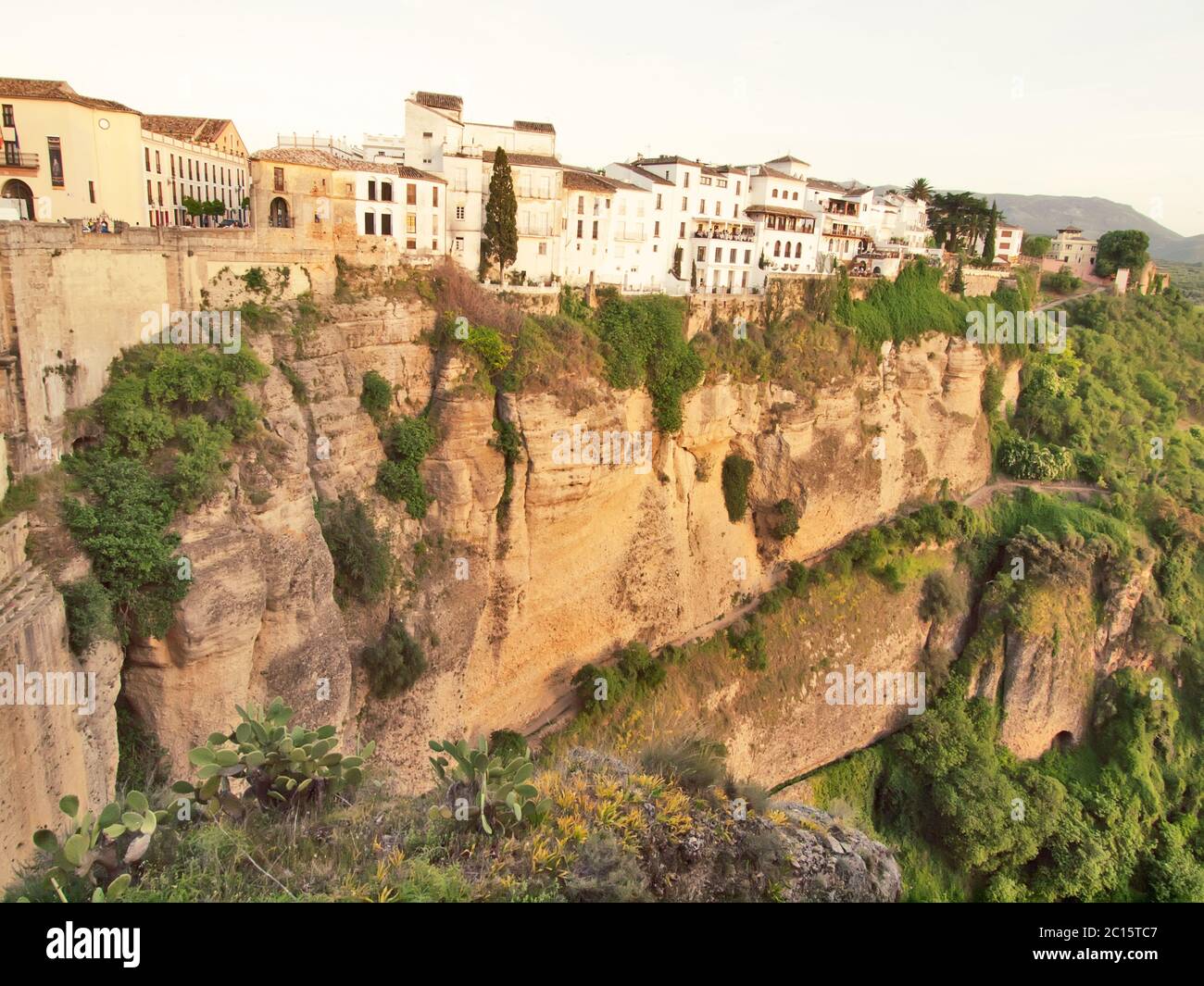 Neue Brücke in Ronda, einer der berühmten weißen Ort in Andalusien, Spanien Stockfoto