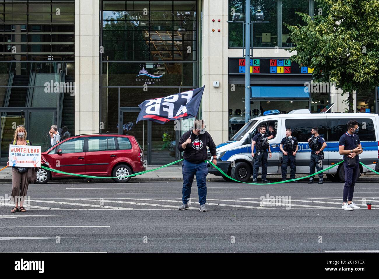 Mitte, Berlin, Deutschland. Juni 2020. Unteilbar Demo, Unteilbarer Protest. Zehntausende Menschen bildeten eine 9 Kilometer lange Menschenkette zwischen Brandenburger Tor und Hermannplatz, die Demonstranten demonstrierten gegen Ausgrenzung und Rassismus sowie für Solidarität und eine soziale und klimafreundliche Zukunft. Die Teilnehmer benutzten Plastikbänder, um während der Corona Virus Pandemie einen Abstand von zwei Metern zu halten.Quelle: Eden Breitz/Alamy Stockfoto Mitte, Berlin, Deutschland. Juni 2020. Unteilbar Demo, Unteilbarer Protest. Zehntausende Menschen bildeten eine 9 Kilometer lange Menschenkette zwischen Brandenburger Tor und Hermannplatz, die Demonstranten demonstrierten gegen Ausgrenzung und Rassismus sowie für Solidarität und eine soziale und klimafreundliche Zukunft. Die Teilnehmer benutzten Plastikbänder, um während der Corona Virus Pandemie einen Abstand von zwei Metern zu halten.Quelle: Eden Breitz/Alamy Stockfoto