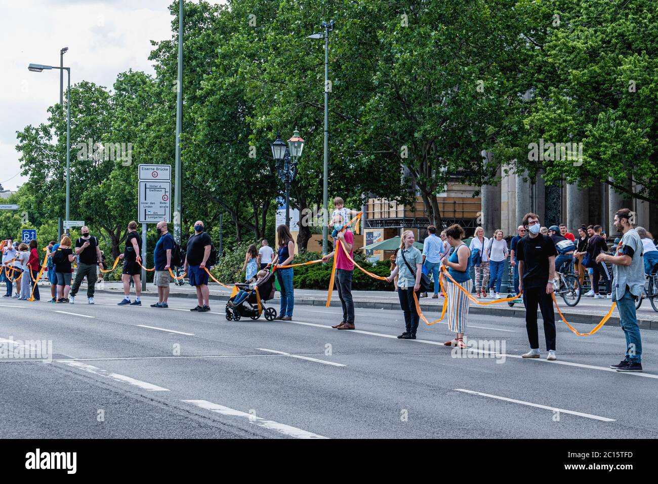 Mitte, Berlin, Deutschland. Juni 2020. Unteilbar Demo, Unteilbarer Protest. Zehntausende Menschen bildeten eine 9 Kilometer lange Menschenkette zwischen Brandenburger Tor und Hermannplatz, die Demonstranten demonstrierten gegen Ausgrenzung und Rassismus sowie für Solidarität und eine soziale und klimafreundliche Zukunft. Die Teilnehmer benutzten Plastikbänder, um während der Corona Virus Pandemie einen Abstand von zwei Metern zu halten.Quelle: Eden Breitz/Alamy Stockfoto Mitte, Berlin, Deutschland. Juni 2020. Unteilbar Demo, Unteilbarer Protest. Zehntausende Menschen bildeten eine 9 Kilometer lange Menschenkette zwischen Brandenburger Tor und Hermannplatz, die Demonstranten demonstrierten gegen Ausgrenzung und Rassismus sowie für Solidarität und eine soziale und klimafreundliche Zukunft. Die Teilnehmer benutzten Plastikbänder, um während der Corona Virus Pandemie einen Abstand von zwei Metern zu halten.Quelle: Eden Breitz/Alamy Stockfoto
