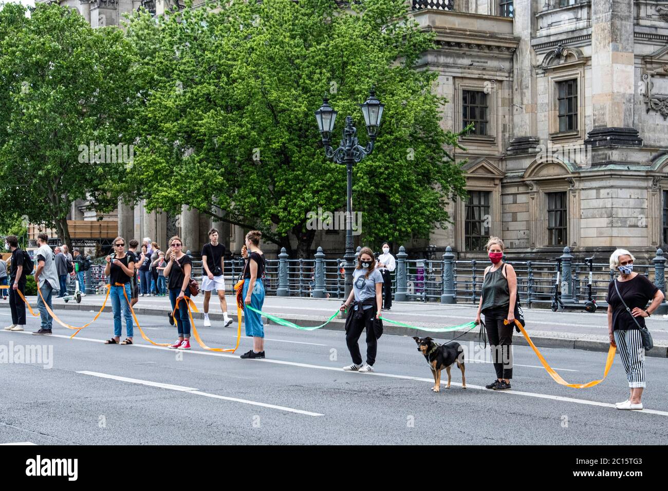 Mitte, Berlin, Deutschland. Juni 2020. Unteilbar Demo, Unteilbarer Protest. Zehntausende Menschen bildeten eine 9 Kilometer lange Menschenkette zwischen Brandenburger Tor und Hermannplatz, die Demonstranten demonstrierten gegen Ausgrenzung und Rassismus sowie für Solidarität und eine soziale und klimafreundliche Zukunft. Die Teilnehmer benutzten Plastikbänder, um während der Corona Virus Pandemie einen Abstand von zwei Metern zu halten.Quelle: Eden Breitz/Alamy Stockfoto Mitte, Berlin, Deutschland. Juni 2020. Unteilbar Demo, Unteilbarer Protest. Zehntausende Menschen bildeten eine 9 Kilometer lange Menschenkette zwischen Brandenburger Tor und Hermannplatz, die Demonstranten demonstrierten gegen Ausgrenzung und Rassismus sowie für Solidarität und eine soziale und klimafreundliche Zukunft. Die Teilnehmer benutzten Plastikbänder, um während der Corona Virus Pandemie einen Abstand von zwei Metern zu halten.Quelle: Eden Breitz/Alamy Stockfoto