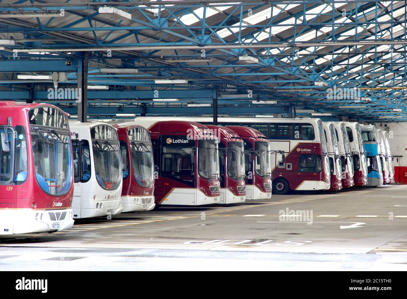 Lothian Busflotte im Depot in Longstone Edinburgh Stockfoto