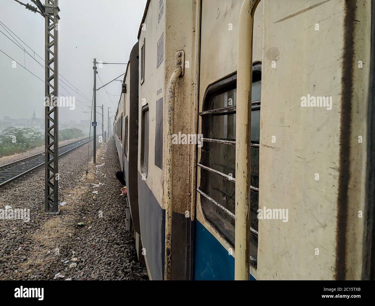 Redaktionell. Vom 18. April 2020, Lage - Neu Delhi. Eine Voransicht von vor der Zugtür. Stockfoto