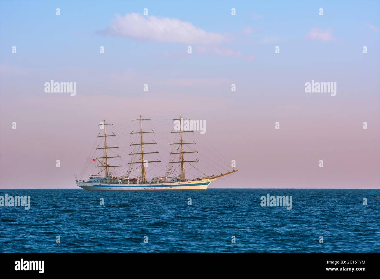 Segelschiff ohne Segel im Meer Stockfoto