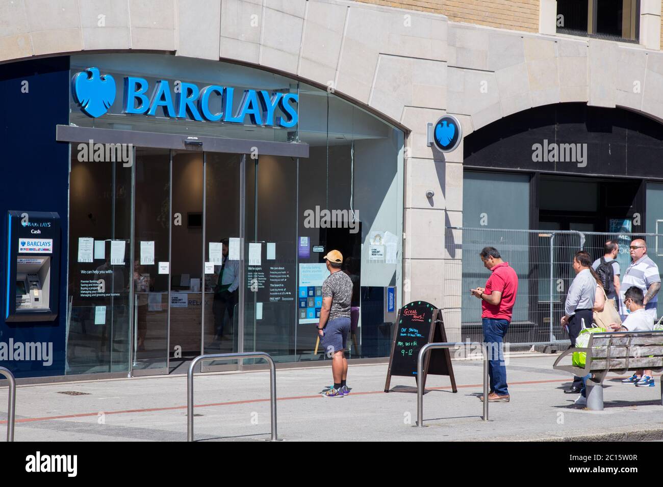 Queue People Bank Stockfotos Und Bilder Kaufen Alamy