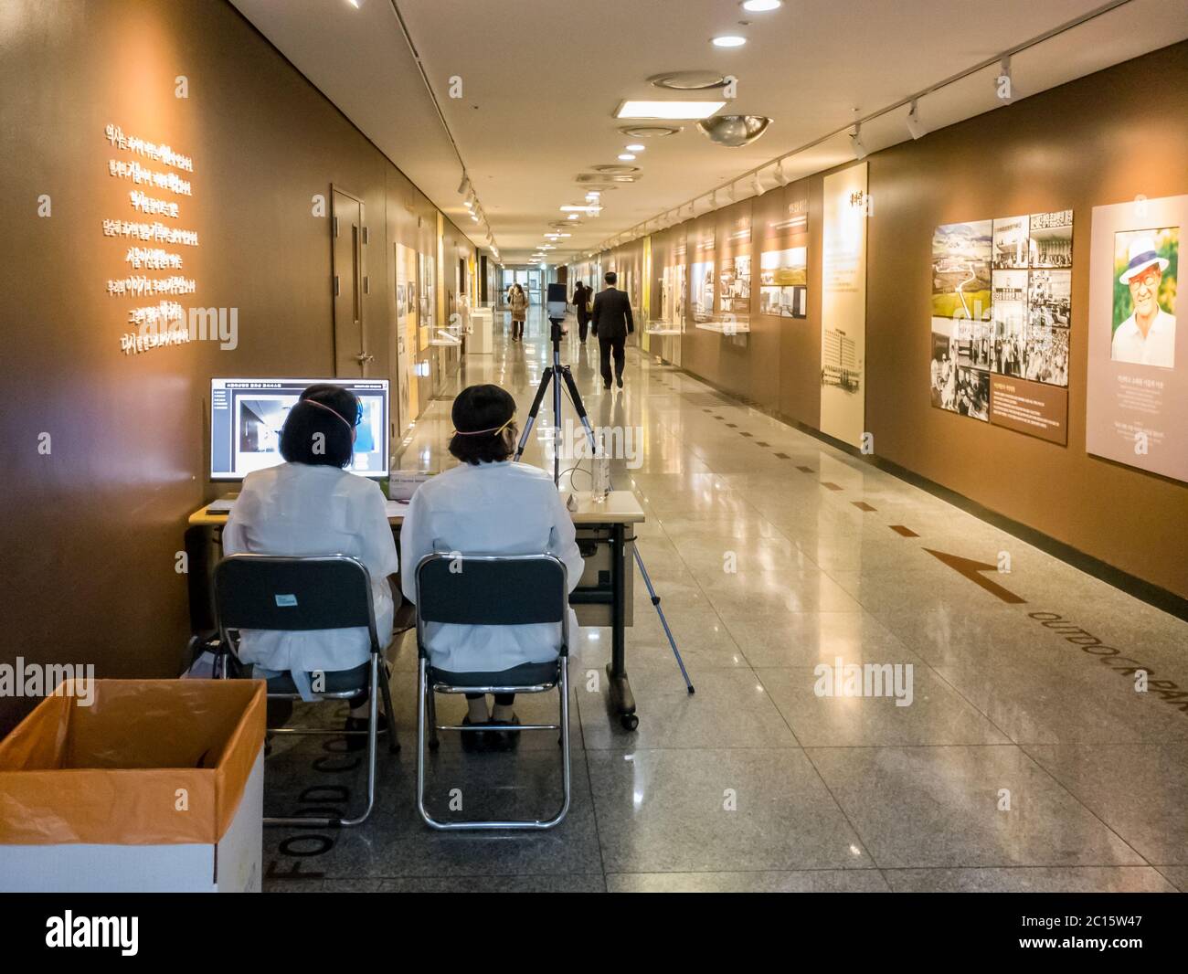 Seoul, Südkorea - Coronavirus-Ausbruch in Korea. Quarantäne von COVID-19 im größten Krankenhaus in Korea. Screening durch medizinisches Personal mit Wärmebildkamera. Stockfoto