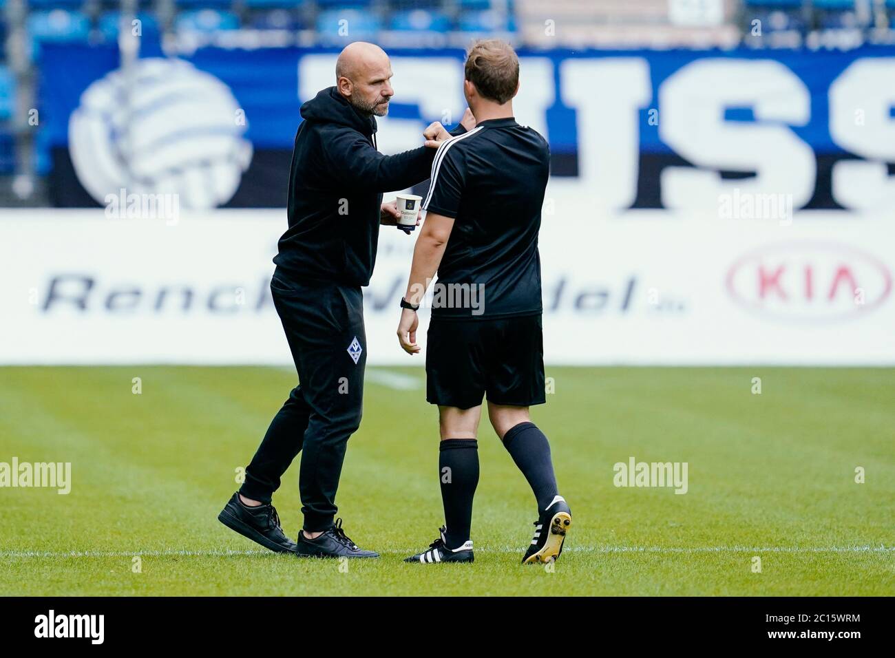 Mannheim, Deutschland. Juni 2020. Fußball: 3. Spielklasse, SV Waldhof Mannheim - Bayern München II, 32. Spieltag, im Carl-Benz Stadion. Mannheimer Trainer Bernhard Trares begrüßt einen Schiedsrichter. Quelle: Uwe Anspach/dpa - WICHTIGER HINWEIS: Gemäß den Bestimmungen der DFL Deutsche Fußball Liga und des DFB Deutscher Fußball-Bund ist es untersagt, im Stadion und/oder aus dem Spiel aufgenommene Aufnahmen in Form von Sequenzbildern und/oder videoähnlichen Fotoserien zu nutzen oder auszunutzen./dpa/Alamy Live News Stockfoto