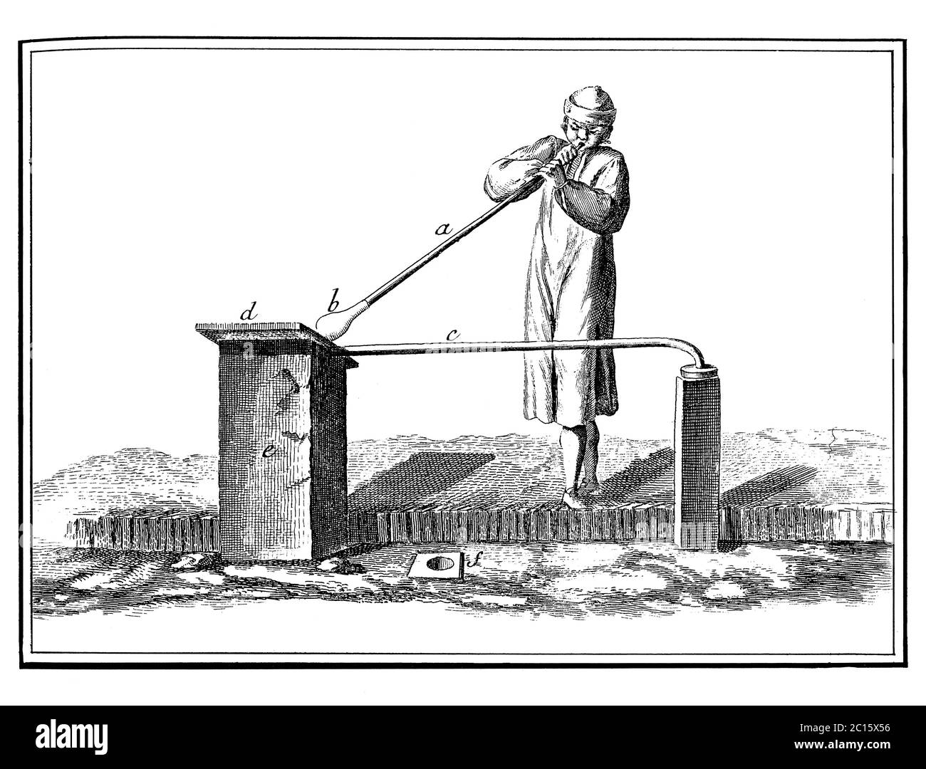 Antike Illustration des Klumpen Glas wird in eiförmige Parison geblasen. Veröffentlicht in 'EINE Diderot-Bildenzyklopädie des Trades und Industr Stockfoto