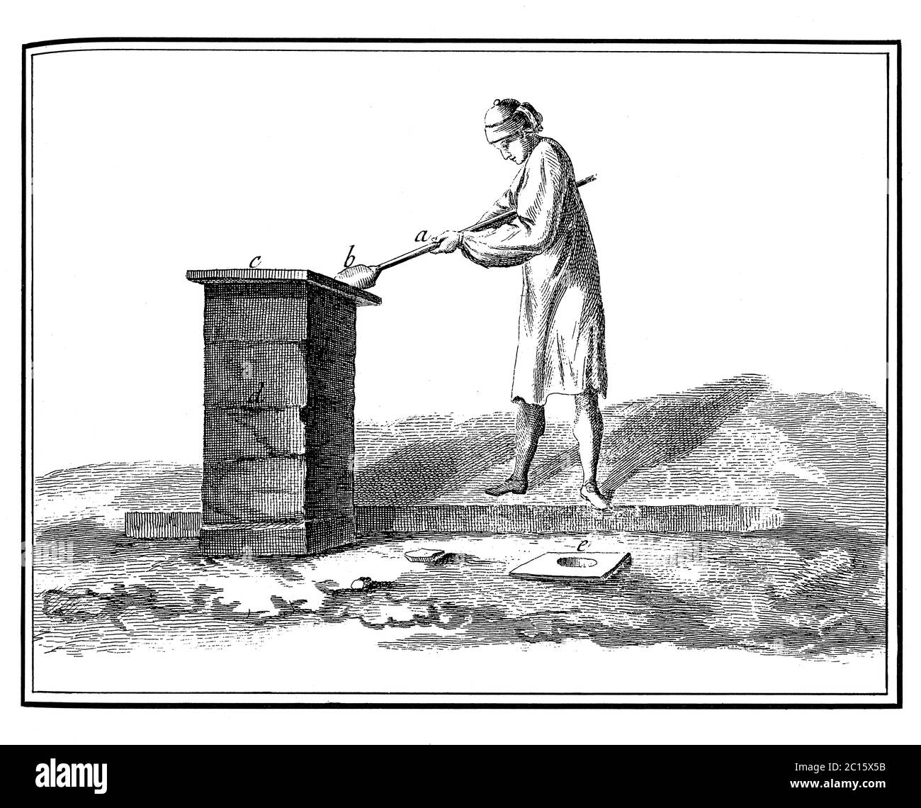 Antike Illustration von Arbeiter rollt eine schlaff aus Glas. Veröffentlicht in 'EINE Diderot bildliche Enzyklopädie des Trades und der Industrie. Fertigung und das Te Stockfoto