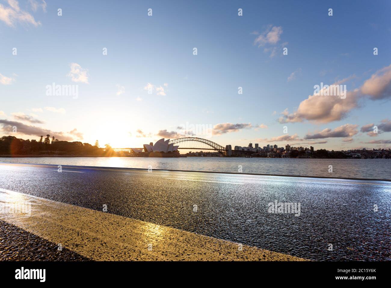 Leere Straße mit Sydney Opera House und die Brücke Stockfoto