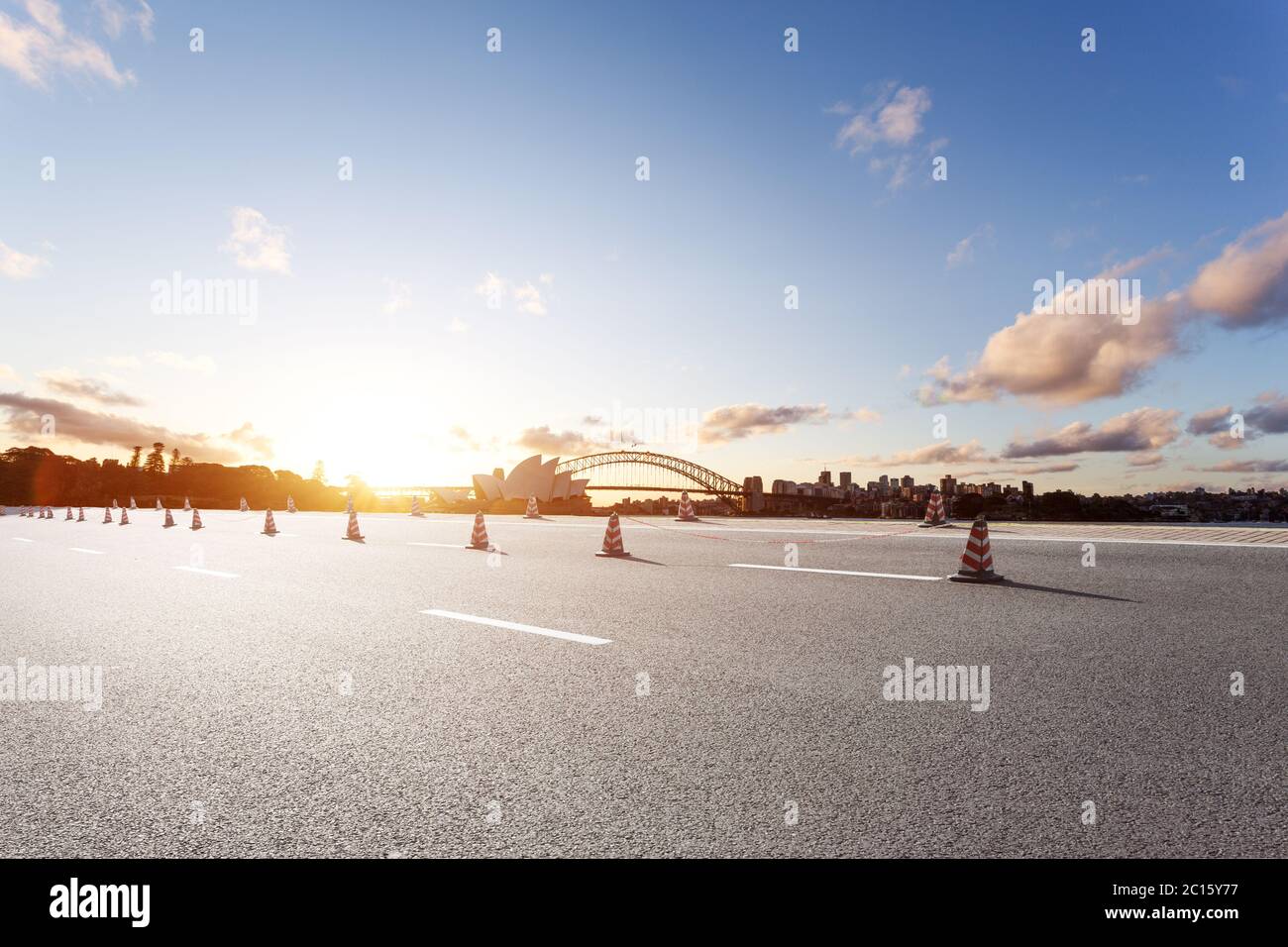 Leere Straße mit Sydney Opera House und die Brücke Stockfoto