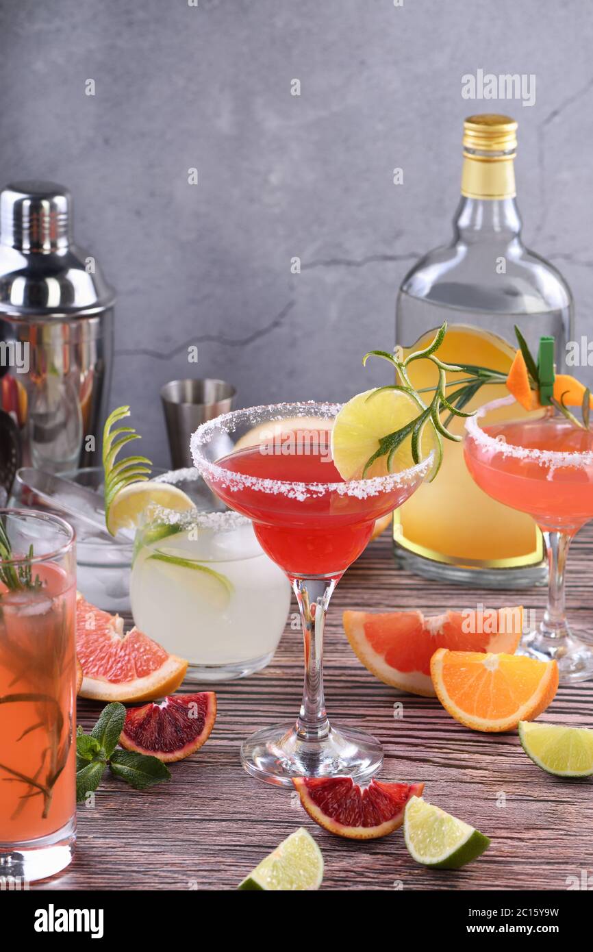 Getränke und Cocktails mit verschiedenen Zitrusfrüchten auf Tequila-Basis Stockfoto