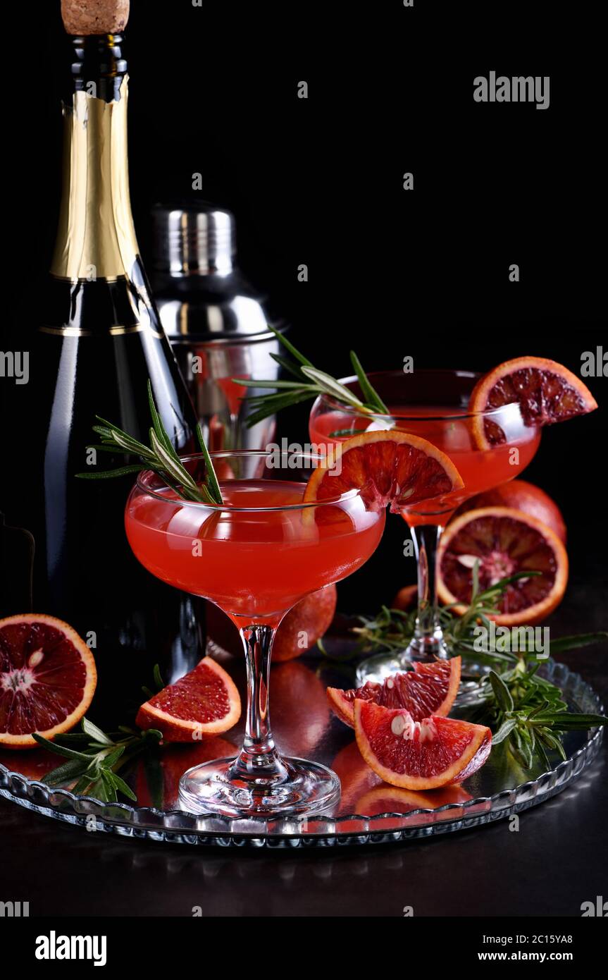 Blutiger Orangensaft-Champagner-Cocktail. Ein köstliches, stilvolles Getränk, das jeder auf Ihrer Party lieben wird Stockfoto