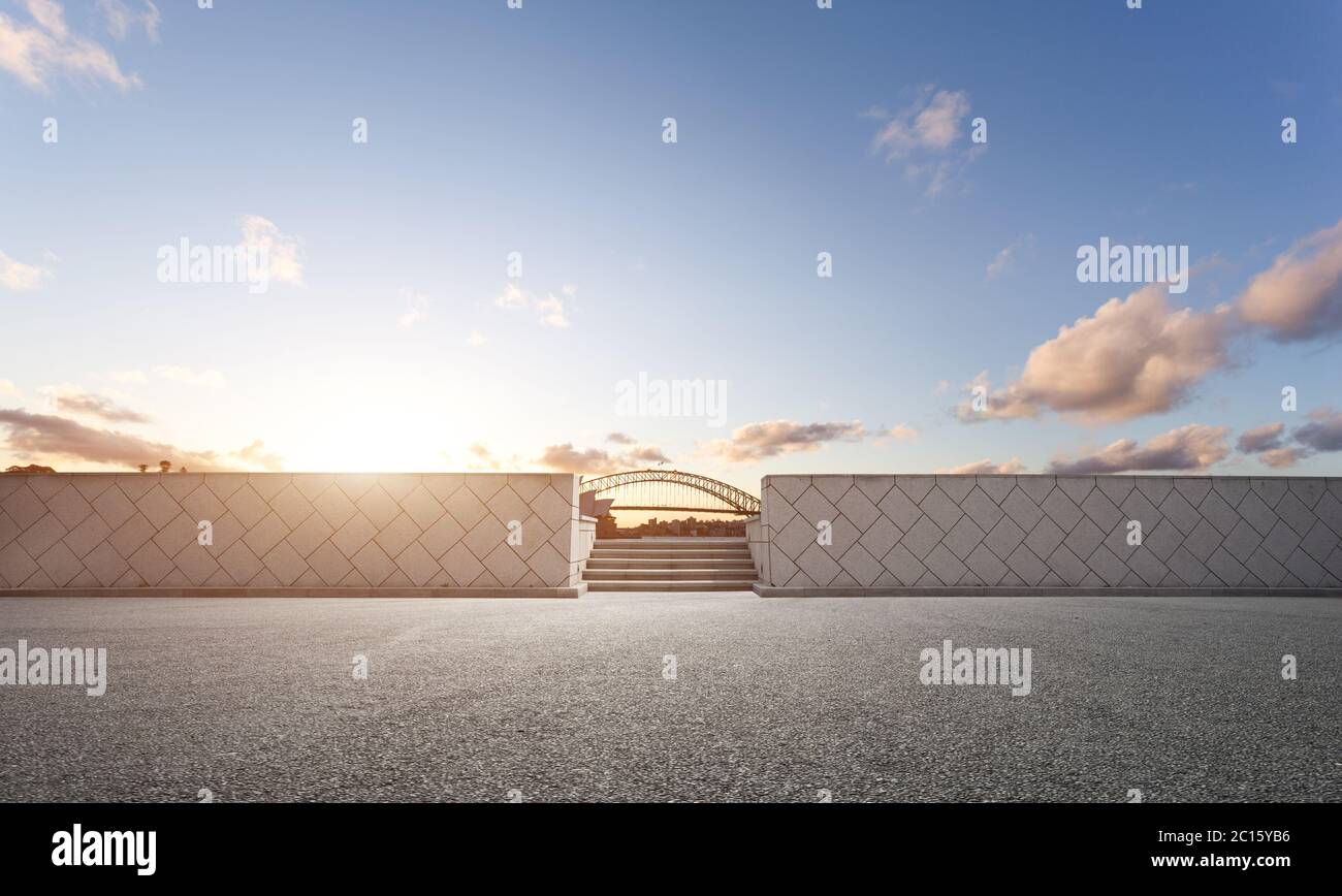 Leere Straße mit Sydney Opera House und die Brücke Stockfoto