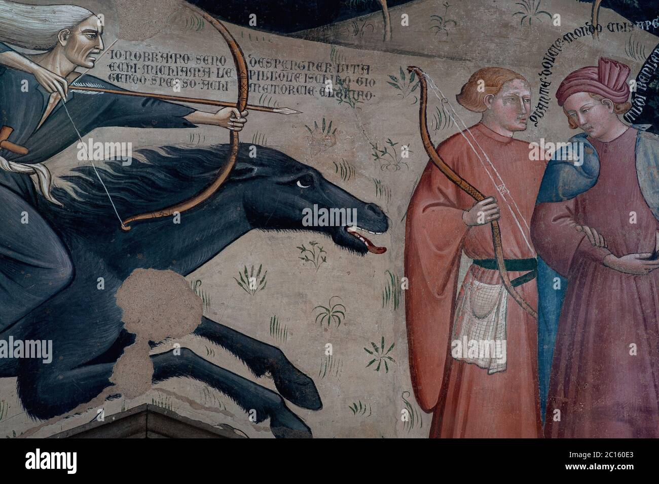 Der Grim Reaper, der bareback auf einem schwarzen Pferd reitet, stellt die Pest-Pandemie des Schwarzen Todes dar, die über 1300s Europa hinwegfegt, während er einen Pfeil auf zwei ahnungslose Jäger edler Geburt richtet. Triumph des Todes Fresko, gemalt um 1380, von Sieneser Maler Bartolo di Fredi (c. 1330-1410). In der Chiesa di San Francesco in Lucignano, Toskana, Italien. Stockfoto