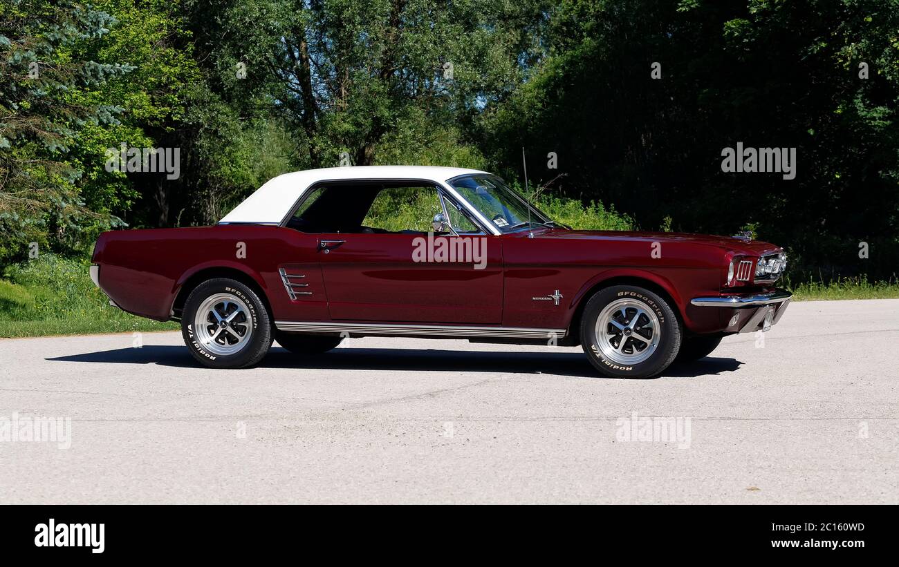 1966 Ford Mustang auf dem Bürgersteig. Stockfoto