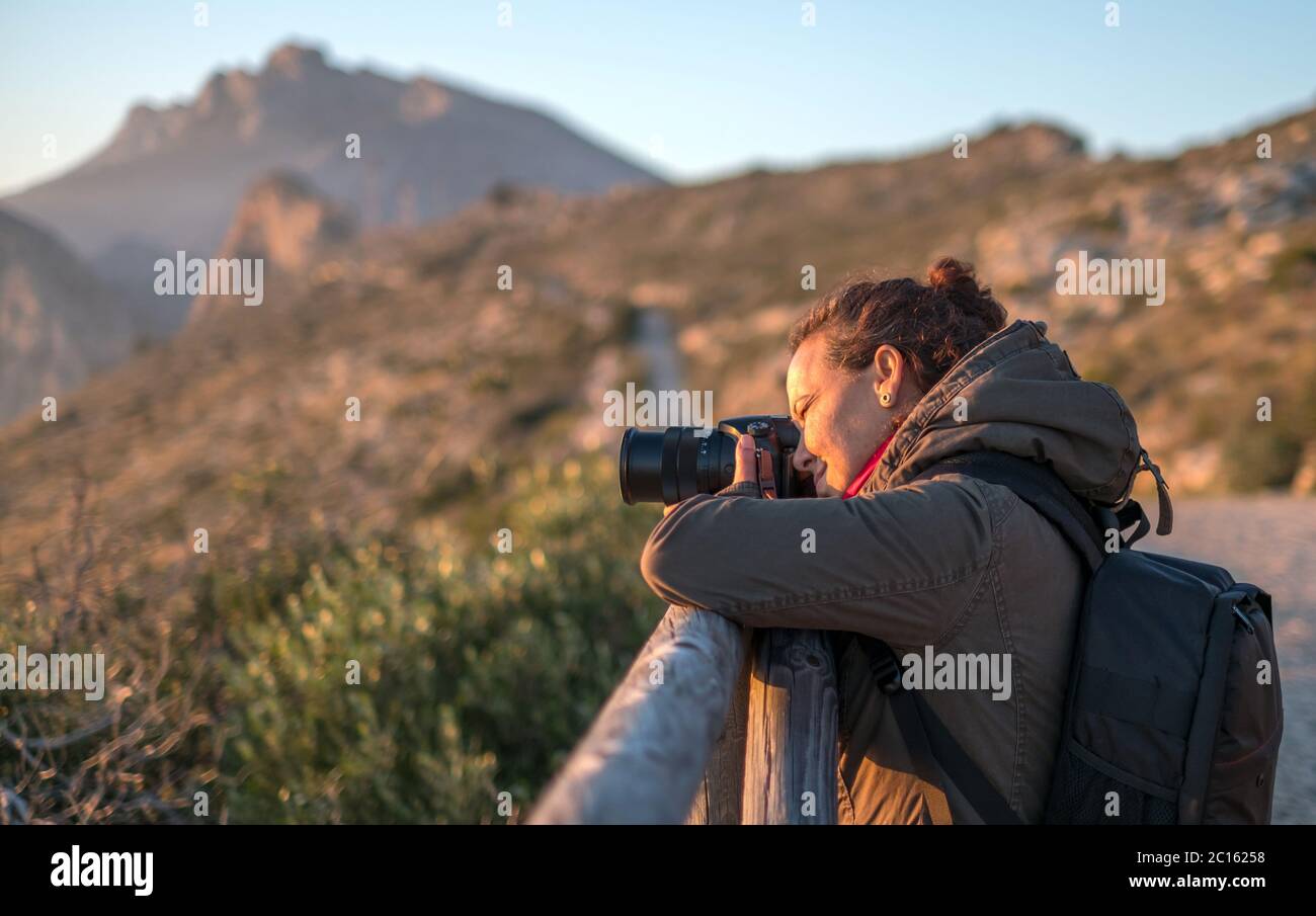 Frau Reisende Landschaftsfotografie mit Brücke Kamera Reise Foto Stockfoto