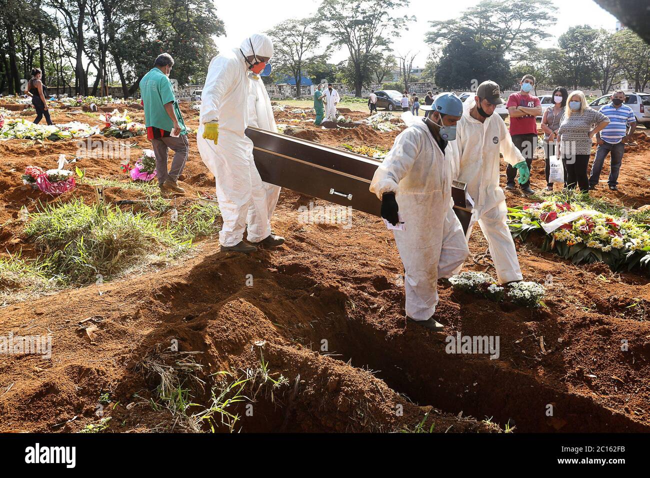 Sao Paulo, Brasilien. Juni 2020. SAO PAULO, SP, 13.06.2020 - CORONAVIRUS-SP Movimentação no cemitério da Vila Formosa em Sao Paulo durante Pandemia do novo Coronavirus COVID-19 no Brasil.(Foto: Amauri Nehn/Brazil Photo Press/Folhapress) Kredit: Brazil Photo Press/Alamy Live News Stockfoto