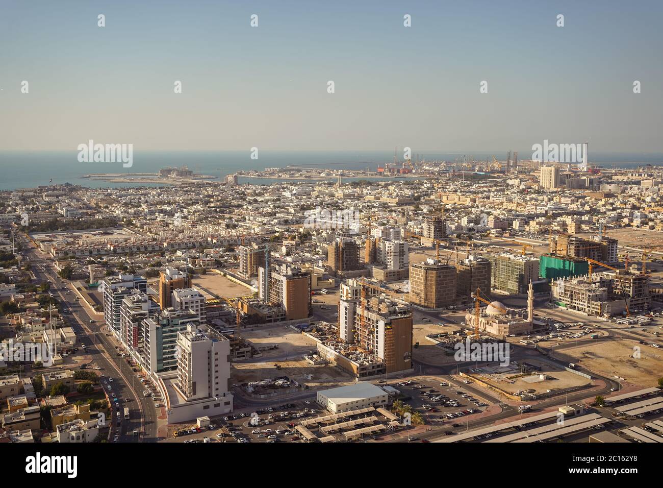 Dubai / Vereinigte Arabische Emirate - 1. Februar 2020: Schöne Panorama-Luftaufnahme während Sonnenuntergang von Dubai Wohnviertel mit dem Meer im Hintergrund Stockfoto