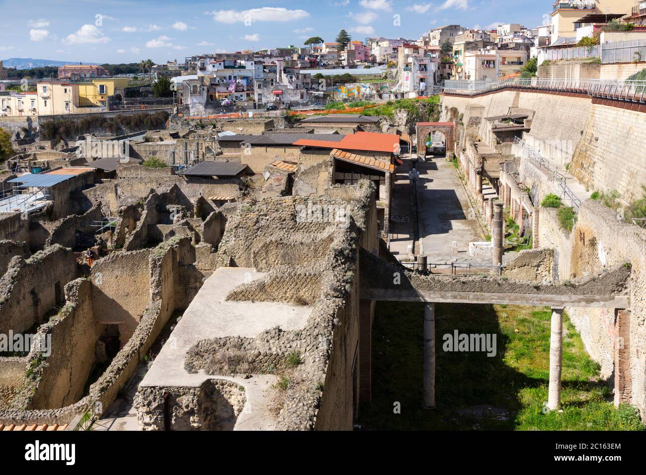 Luftaufnahme Blick hinunter in die alte Stadt, Gebäude und Ausgrabungen von Herculaneum mit modernen Ercolano Gebäuden über den Ruinen. Italien Stockfoto