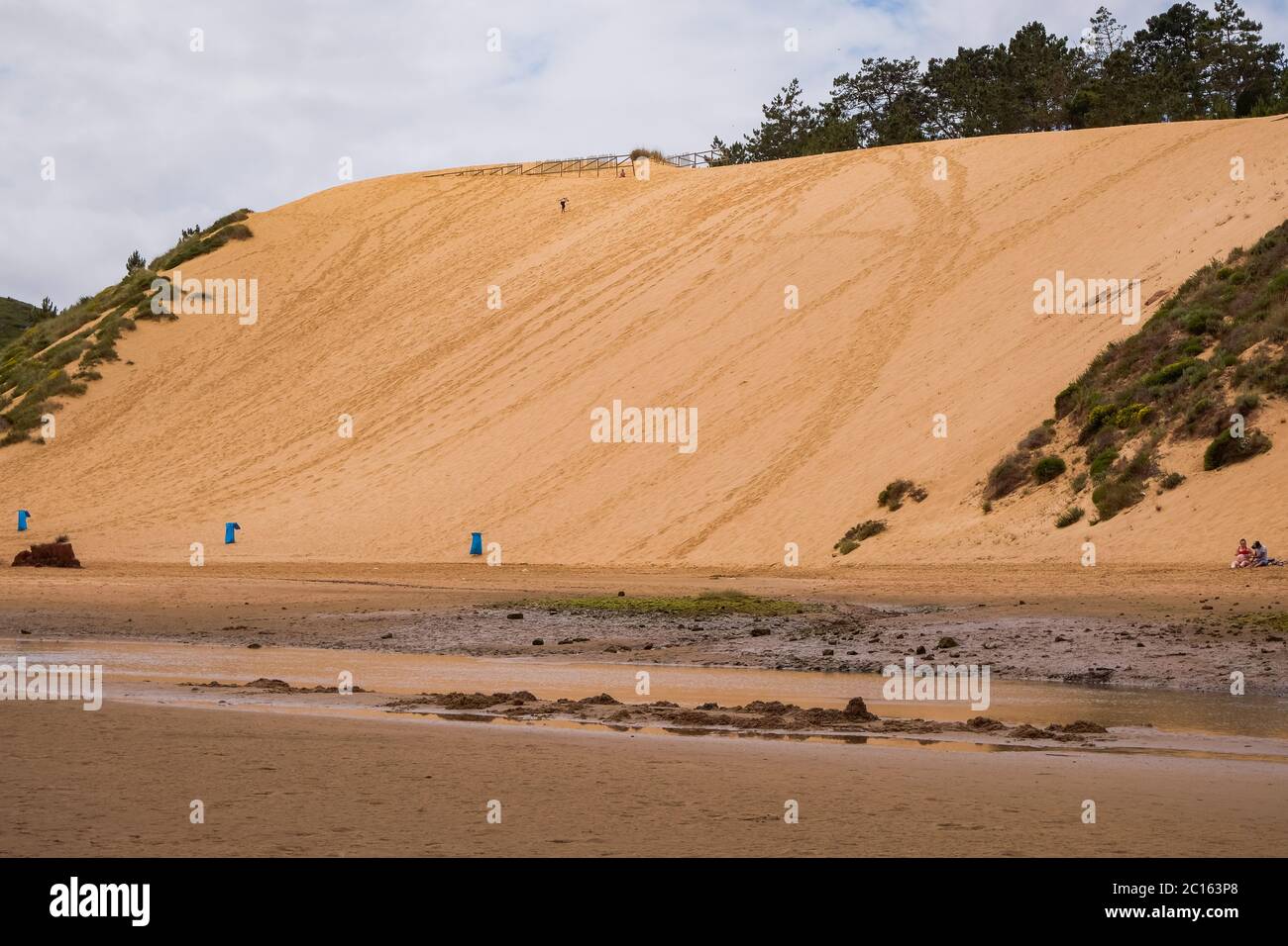 São Martinho do Porto Beach, Portugal - natürliche Mittelmeerküste mit goldenem Sand, ruhiges Meerwasser mit einzigartigen Felsformationen und einer großen Düne Stockfoto