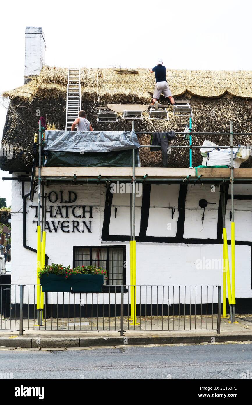 Die alte strohgedeckte Taverne in Stratford-upon-Avon wird strohgedeckten. Stockfoto