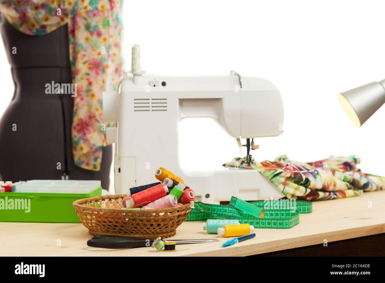 Die Nähmaschine kostet auf dem Tisch Stockfoto
