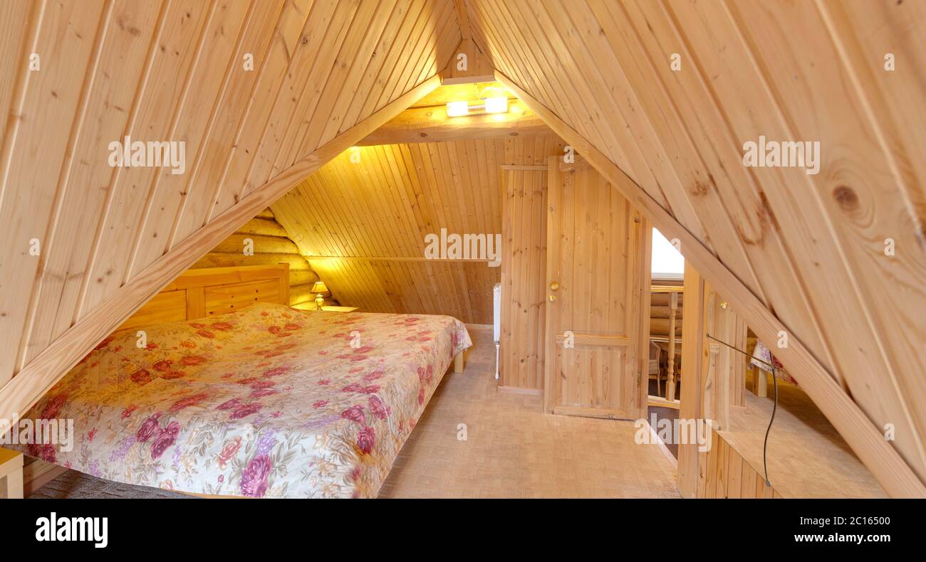 Schlafzimmer mit einem großen Bett Stockfoto