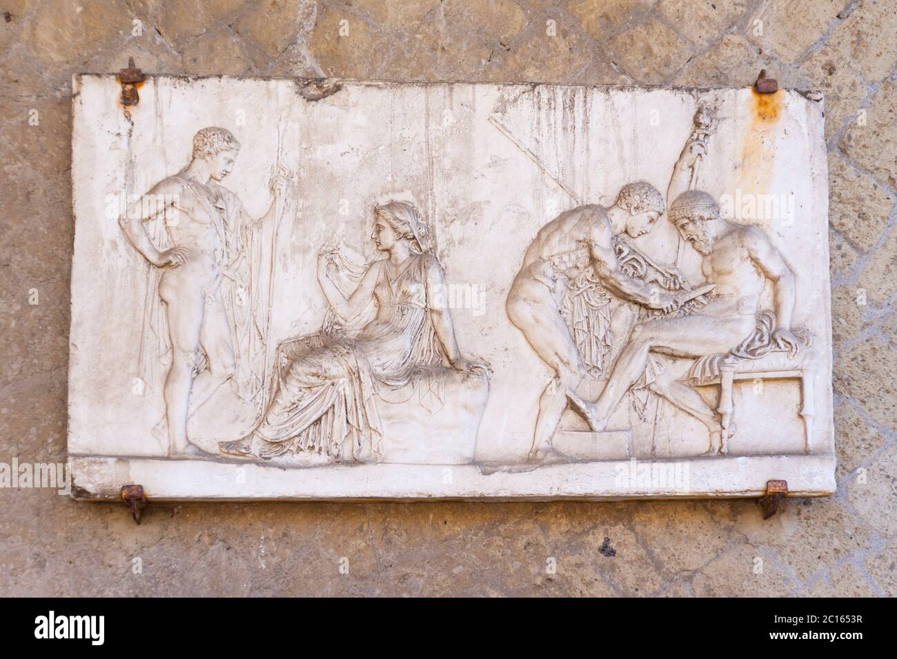Neo-attisches Relief, das eine Episode aus dem griechischen Mythos von Telephos zeigt, die auch Achilles zeigt. Haus des Telephus Reliefs, alte Stadt von Herculaneum Stockfoto